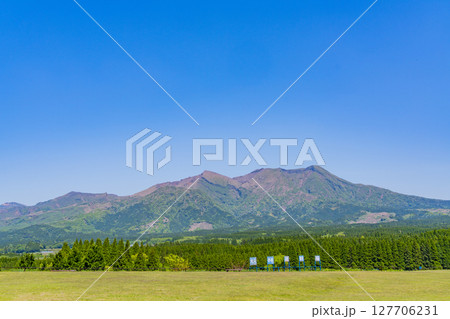 （熊本県）高森町・月廻り公園から眺める阿蘇五岳 127706231