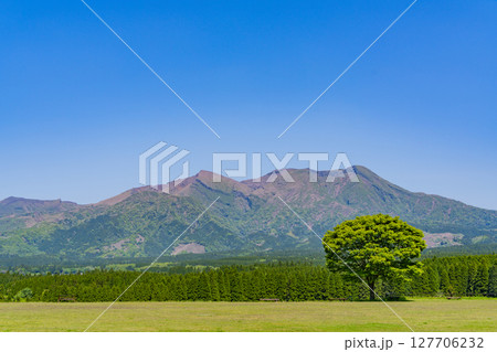 （熊本県）高森町・月廻り公園から眺める阿蘇五岳 127706232