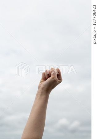 拳を空に伸ばす 127706423