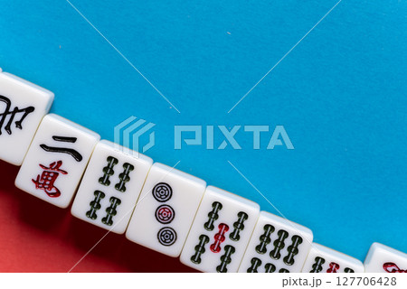 並ぶマージャン牌 127706428