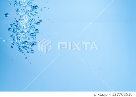 水を注ぐ 水を注ぐ 127706516