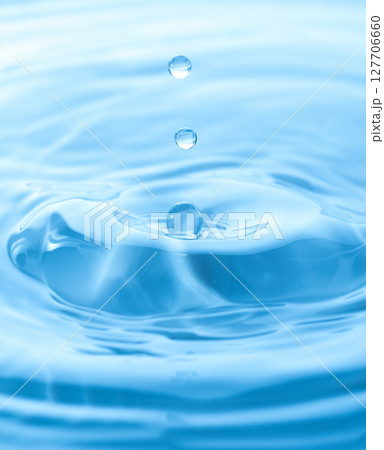 水しぶきのアクションショット 127706660