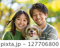 笑顔の家族、愛犬と過ごす幸せな時間 127706800