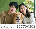 笑顔の家族、愛犬と過ごす幸せな時間 127706802