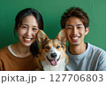 笑顔の家族、愛犬と過ごす幸せな時間 127706803