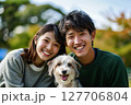 笑顔の家族、愛犬と過ごす幸せな時間 127706804