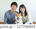 笑顔の家族、愛犬と過ごす幸せな時間 127706805