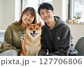 笑顔の家族、愛犬と過ごす幸せな時間 127706806
