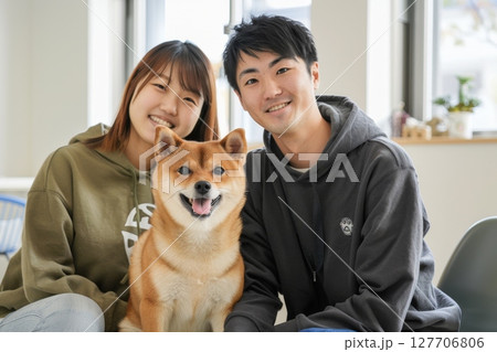笑顔の家族、愛犬と過ごす幸せな時間 127706806