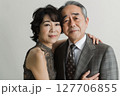 寄り添う熟年夫婦の優雅なひととき 127706855