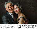 寄り添う熟年夫婦の優雅なひととき 127706857
