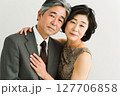 寄り添う熟年夫婦の優雅なひととき 127706858