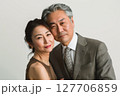 寄り添う熟年夫婦の優雅なひととき 127706859