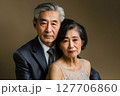 寄り添う熟年夫婦の優雅なひととき 127706860