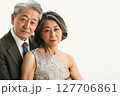 寄り添う熟年夫婦の優雅なひととき 127706861