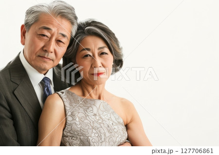 寄り添う熟年夫婦の優雅なひととき 127706861