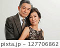 寄り添う熟年夫婦の優雅なひととき 127706862