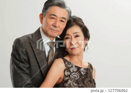 寄り添う熟年夫婦の優雅なひととき 寄り添う熟年夫婦の優雅なひととき 127706862