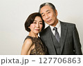 寄り添う熟年夫婦の優雅なひととき 127706863