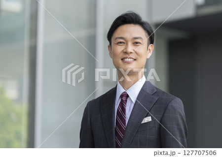 カメラ目線で笑顔の40代のビジネスマン 127707506