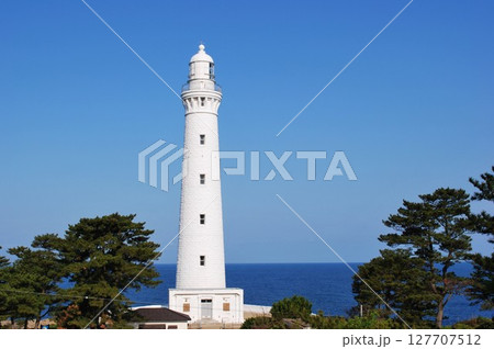 青空に映える白い灯台、出雲日御碕灯台 127707512