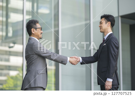 握手をするビジネスマン 127707525