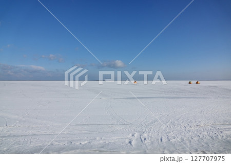 北海道の真冬の凍結した野付湾 127707975