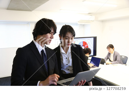 会議室で打ち合わせをするビジネスパーソン 127708259