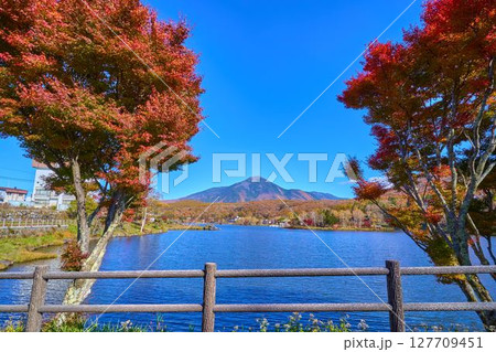 秋の長野県の白樺湖西側湖畔(R152号)から東側の風景(蓼科山,池の平神社鳥居など) 秋の長野県の白樺湖西側湖畔(R152号)から東側の風景(蓼科山,池の平神社鳥居など) 127709451