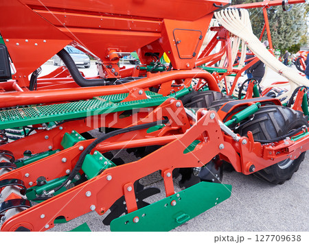 Trailed hydraulic folding drill with discs of agricultural machine 127709638