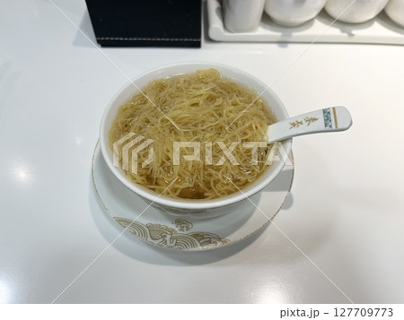 香港の名物グルメである蝦雲呑麺 香港の名物グルメである蝦雲呑麺 127709773