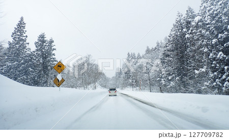 雪道を走るワンボックス 127709782