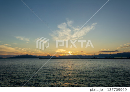 宇品港から見た夕日と雲 宇品港から見た夕日と雲 127709969