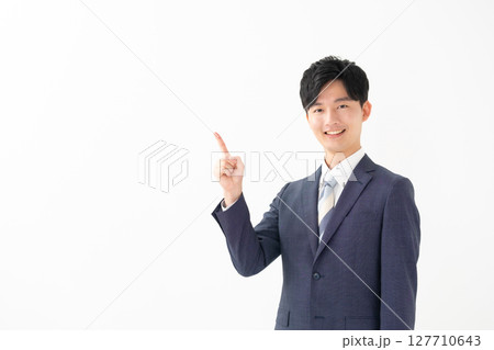 スーツ　男性　　指差し 127710643