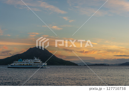 夕焼けの中、出港するフェリー 夕焼けの中、出港するフェリー 127710738