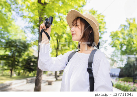 カメラを構える女性 カメラを構える女性 127711043