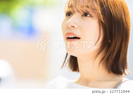 見上げる女性 見上げる女性 127711044