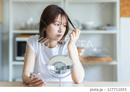 ダメージヘアに悩む女性 ダメージヘアに悩む女性 127711055