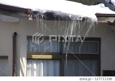 窓に触れて曲がるつららの様子 窓に触れて曲がるつららの様子 127711396