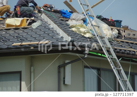 棟瓦の修復する作業の様子 127711397