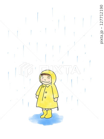 雨が降る中、黄色いレインコートを着た子供 127712190