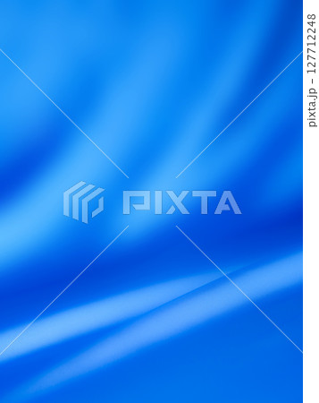 知的な雰囲気で青い布のゆるやかなドレープ 127712248