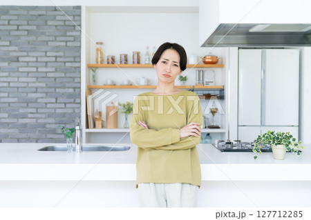 キッチンで悩むミドルの女性 キッチンで悩むミドルの女性 127712285