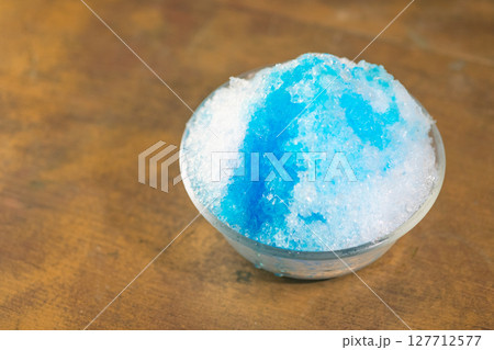 かき氷ブルーハワイのイメージ　(写真素材) 127712577