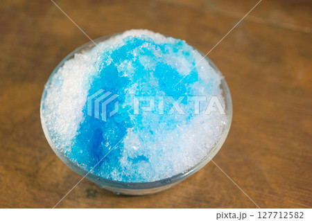 かき氷ブルーハワイのイメージ　(写真素材) 127712582