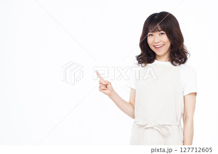 人差し指を立てる主婦 人差し指を立てる主婦 127712605