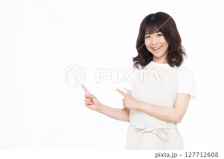 人差し指を立てる主婦 人差し指を立てる主婦 127712608