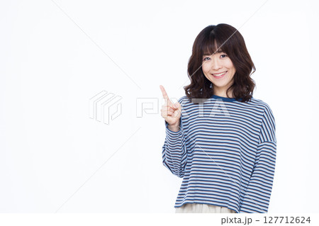 人差し指を立てる女性 127712624