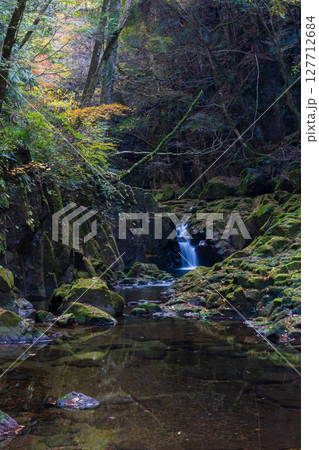 秋の三重県名張市　紅葉の赤目四十八滝　柿窪滝 127712684