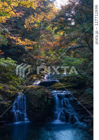 秋の三重県名張市 紅葉の赤目四十八滝 荷担滝(赤目五瀑) 秋の三重県名張市 紅葉の赤目四十八滝 荷担滝(赤目五瀑) 127712696
